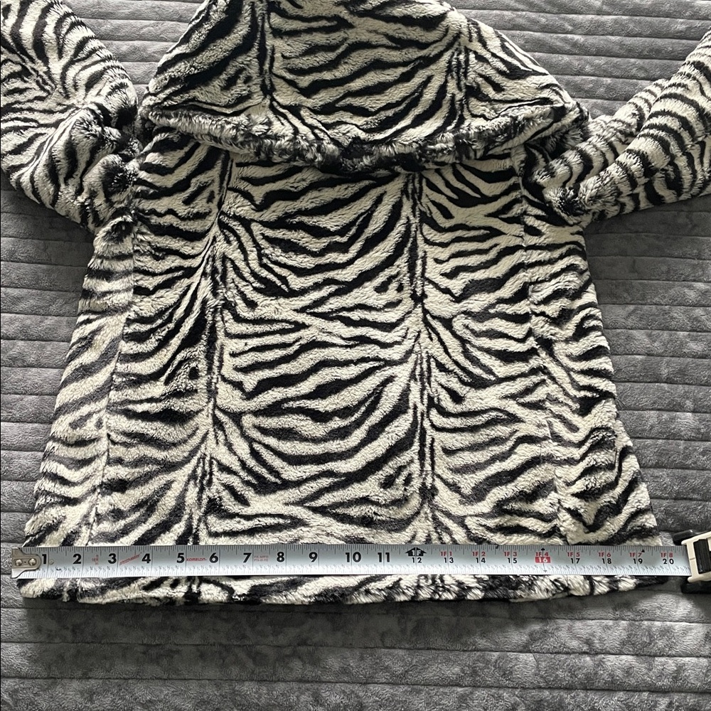 Alice + Olivia Zebra Print Faux Fur Jacket EUC - Picture 13 of 15